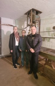 Członkowie zespołu badawczego w komorze napromieniania wiązką elektronów (od lewej: dr Tone Mari Rode z Nofima AS (Norwegia), dr Andrzej Rafalski z Instytutu Chemii i Techniki Jądrowej w Warszawie i dr hab. inż. Krzysztof Skowron, prof. UMK z Katedry Mikrobiologii CM UMK). Kliknij, aby powiększyć zdjęcie.